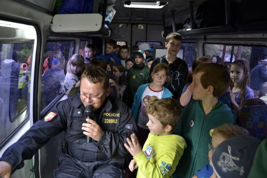 Kolikpak dětí se vejde do policejního vozidla? Kolikpak dětí se vejde do policejního vozidla?