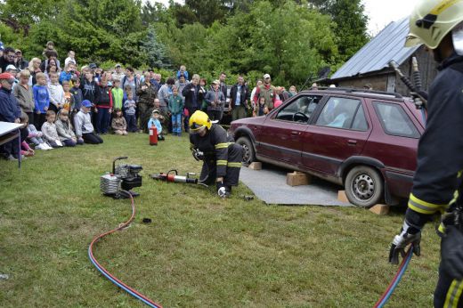 Hasiči zahajují vyprošťování s hydraulickými nůžkami Hasiči zahajují vyprošťování s hydraulickými nůžkami
